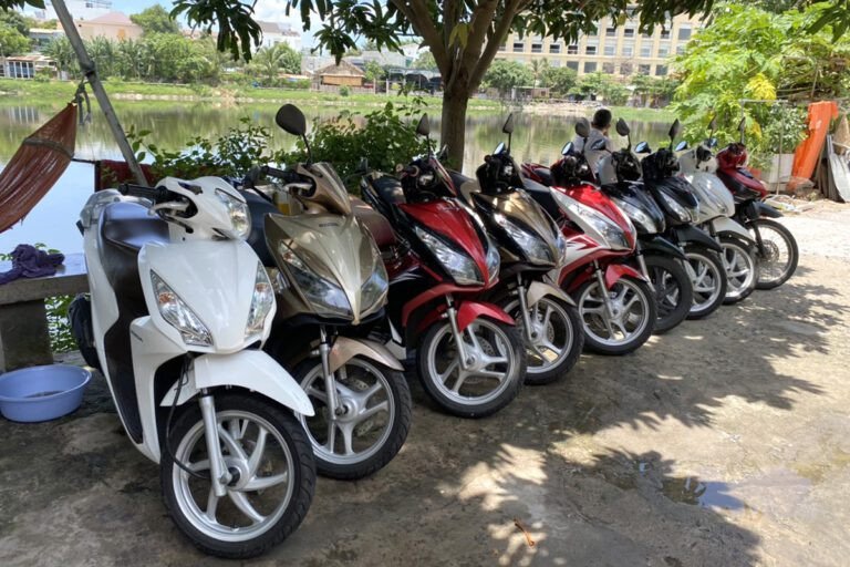 Hình ảnh xe máy di chuyển trên đường phố Đà Nẵng