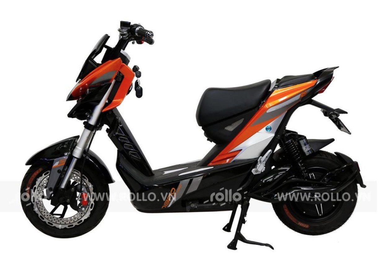 Hình ảnh xe máy điện có người ngồi sau đang sử dụng để chân