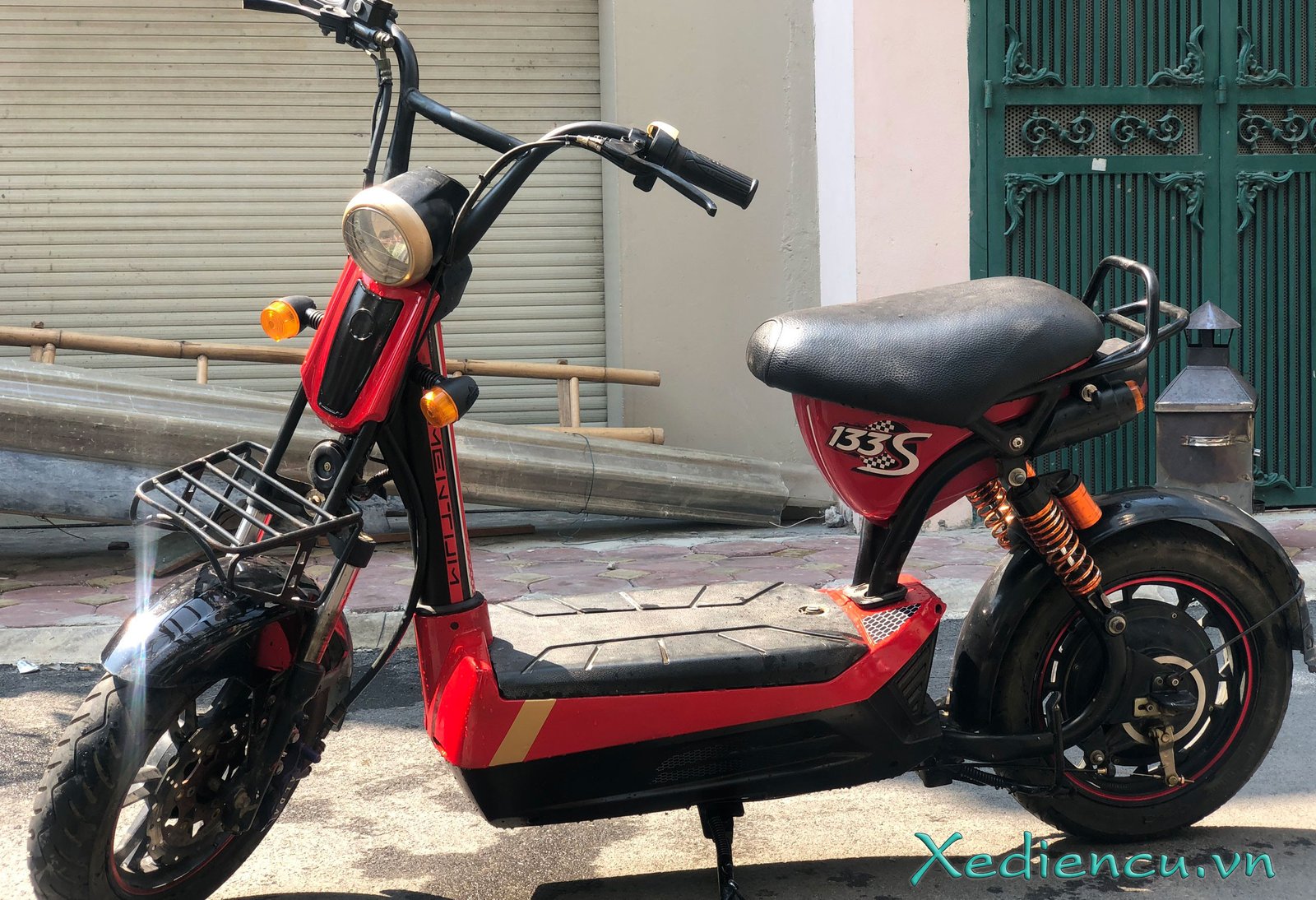 Hình ảnh xe máy điện cũ với thiết kế khỏe khoắn, phù hợp kiểm tra phanh và lốp