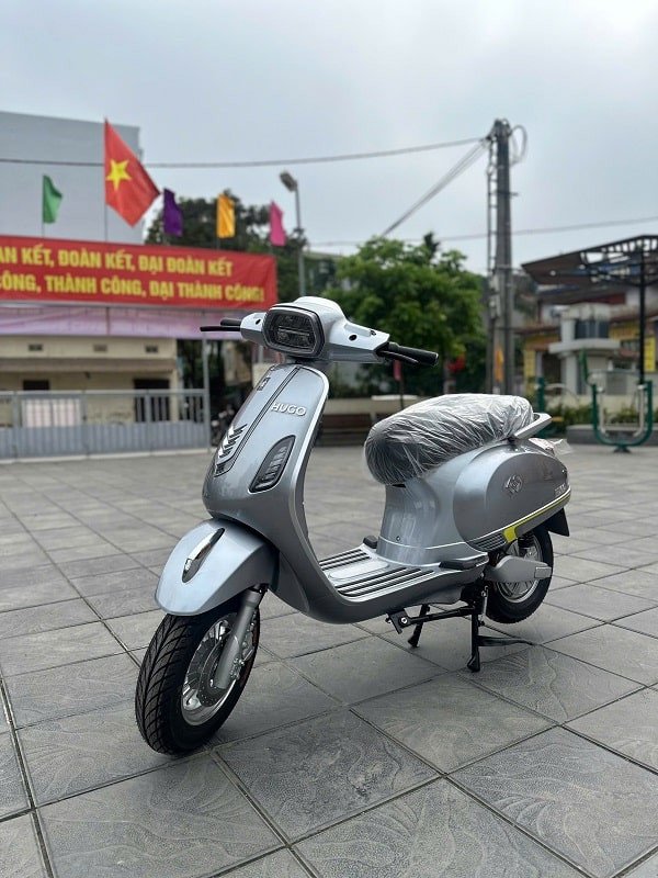 Hình ảnh xe máy điện Hugo từ góc nhìn phía trước, nhấn mạnh thiết kế đèn pha