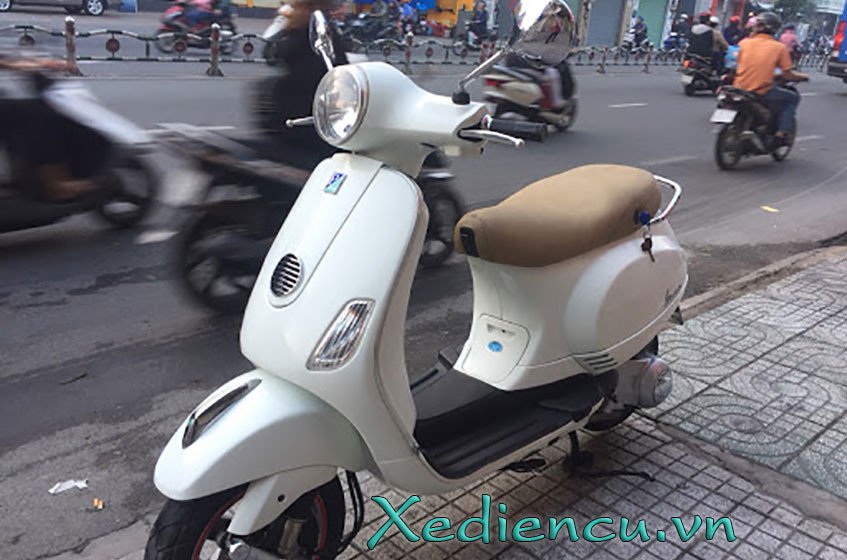Hình ảnh xe máy điện Vespa cũ với thiết kế sang trọng, thanh lịch