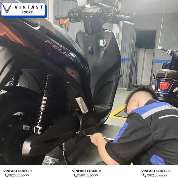 Hình ảnh xe máy điện VinFast đang được kiểm tra tổng quát
