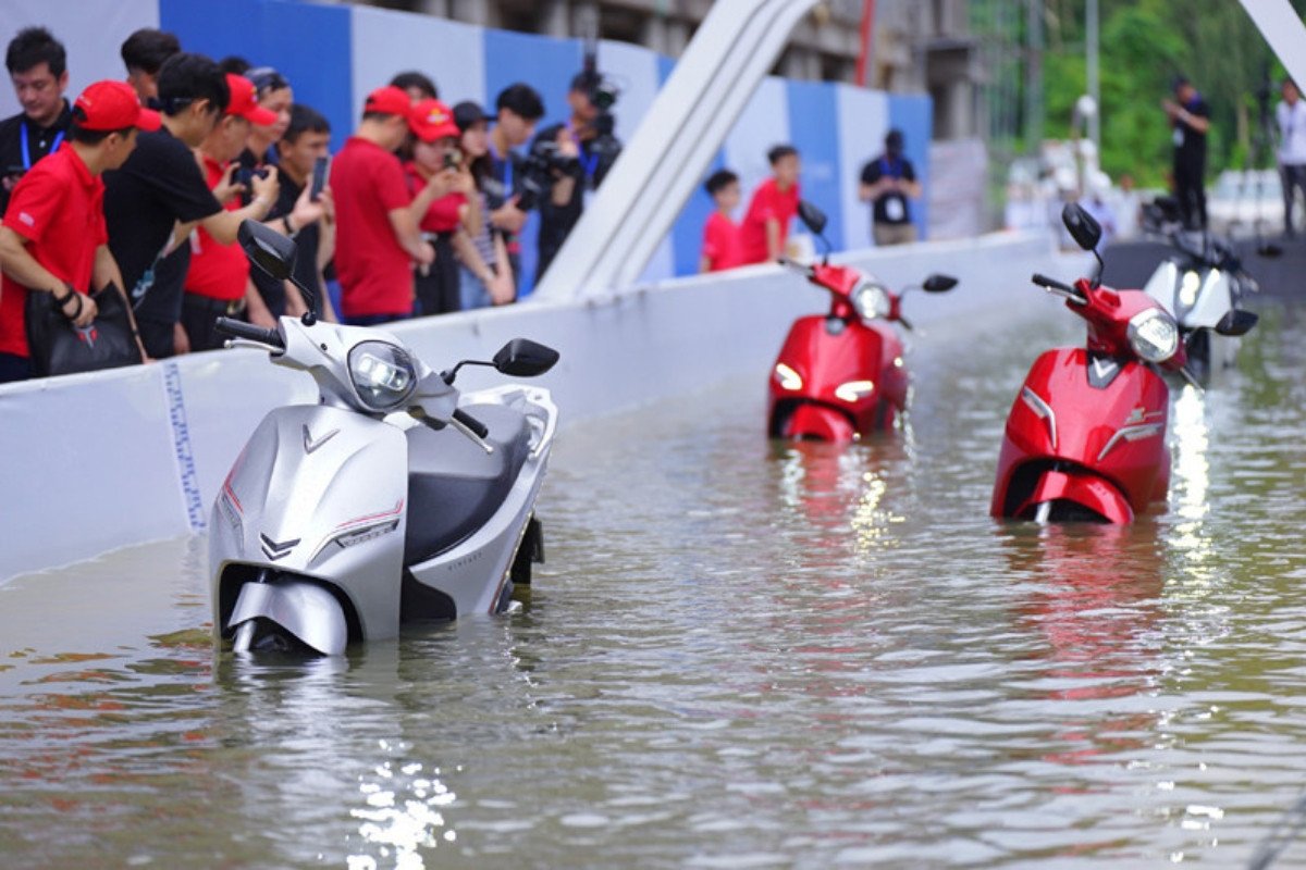 Hình ảnh xe máy điện VinFast Feliz S di chuyển qua vũng nước nhỏ với độ an toàn cao