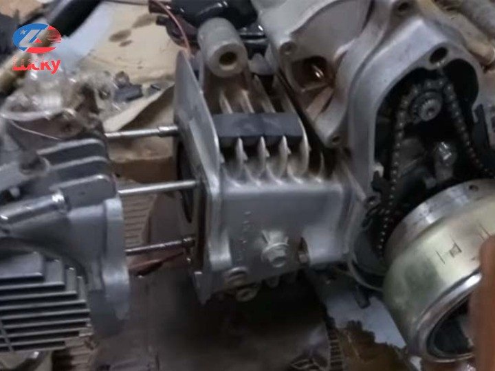 Hình ảnh xe máy gặp sự cố nóng máy do các vấn đề kỹ thuật