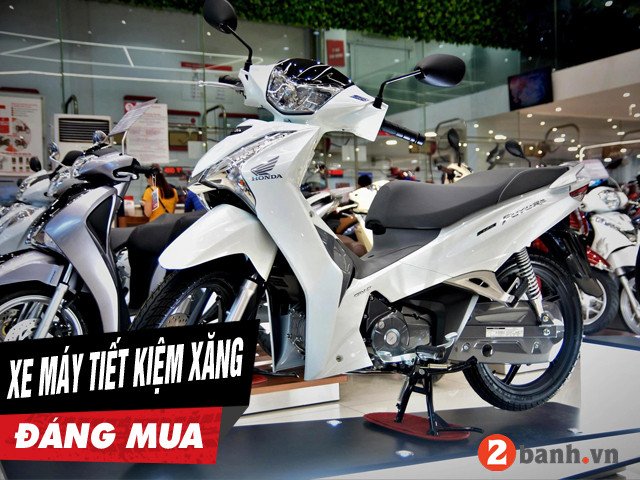 Hình ảnh xe máy Honda Future màu đỏ nổi bật trên đường phố