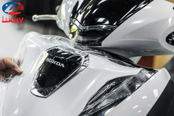 Hình ảnh xe máy Honda SH được dán phim bảo vệ trong suốt, giữ nguyên màu sơn gốc