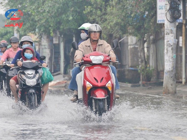 Hình ảnh xe máy sau khi bị ngập nước cần được xử lý cẩn thận