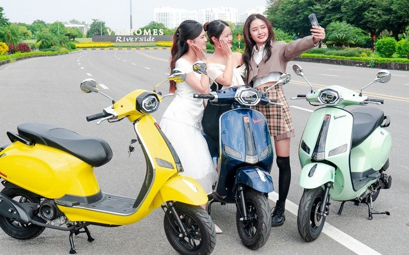 Hình ảnh xe máy Victoria 50cc màu đen nhám đang đỗ trên vỉa hè