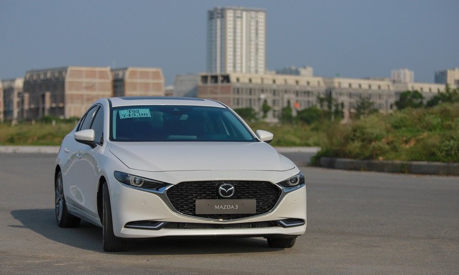 Hình ảnh xe Mazda 3 đang di chuyển trên đường