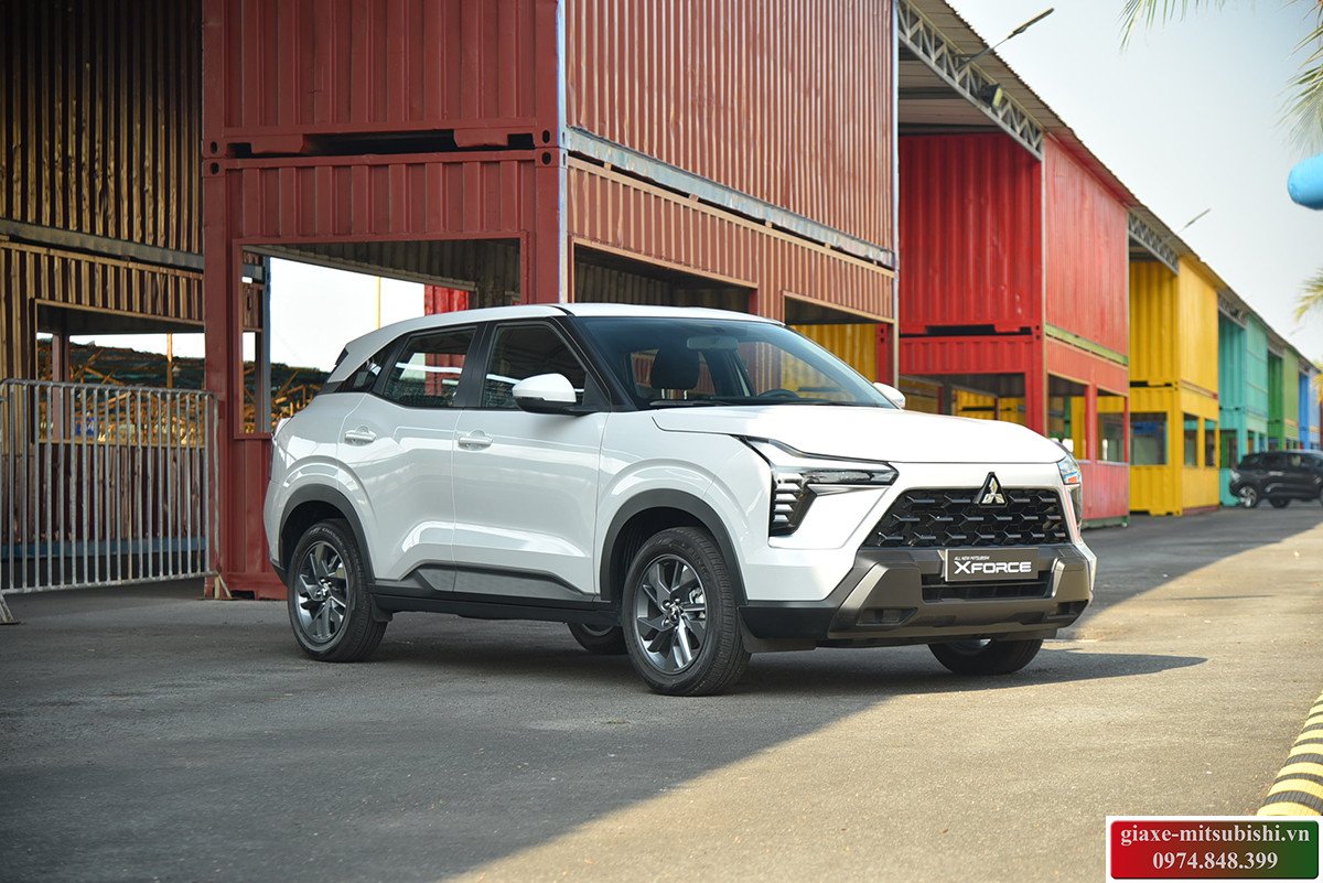 Hình ảnh xe Mitsubishi Xforce GLX màu trắng nổi bật trên đường phố