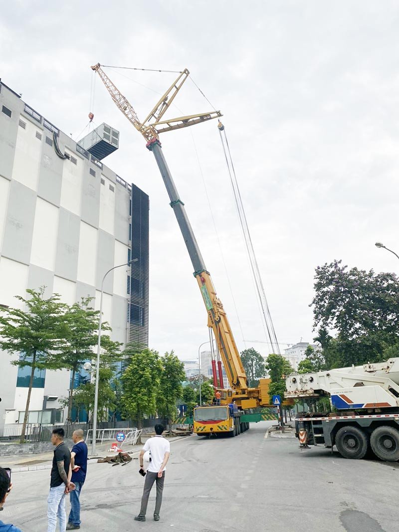 Hình ảnh xe nâng bánh lốp cỡ lớn đang làm việc tại một khu công nghiệp