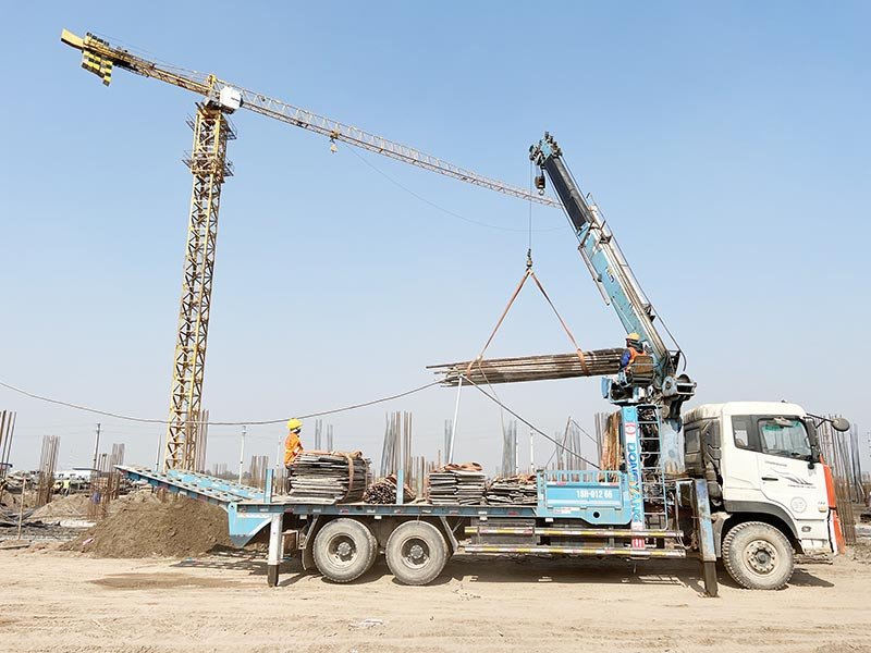 Hình ảnh xe nâng bánh xích với cần trục vươn cao