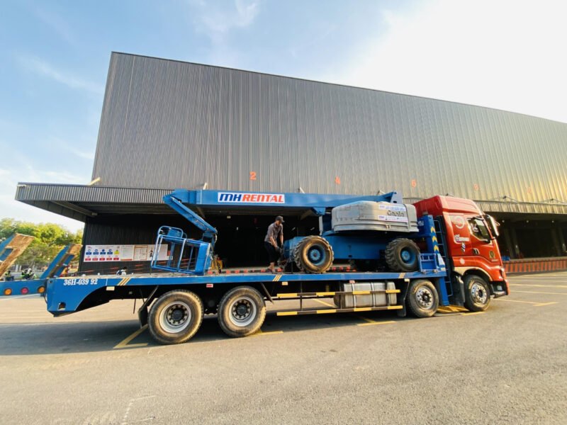 Hình ảnh xe nâng cũ đang hoạt động trong kho