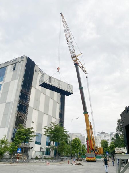 Hình ảnh xe nâng hoạt động tại công trường xây dựng ở Ninh Bình