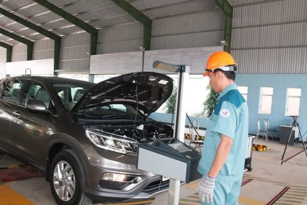 Hình ảnh xe ô tô 5 chỗ đỗ tại khu vực kiểm định xe