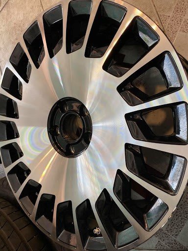 Hình ảnh xe ô tô đang được kiểm tra vành bánh xe