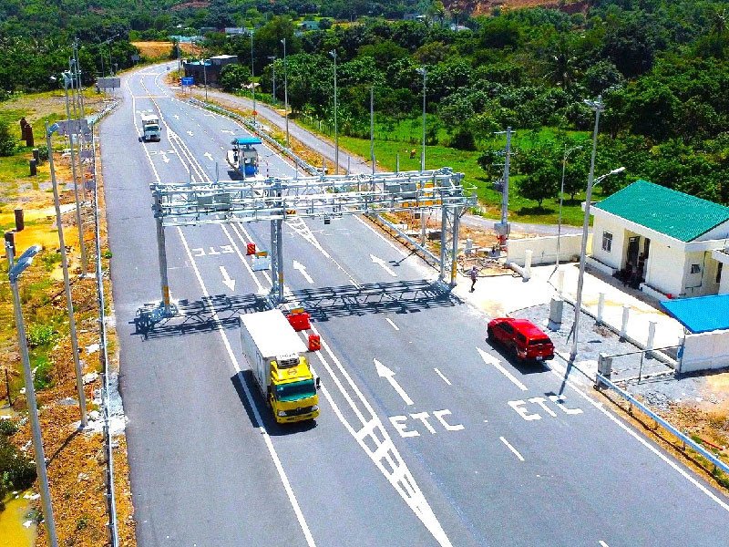 Hình ảnh xe ô tô đi qua làn thu phí không barie trên cao tốc