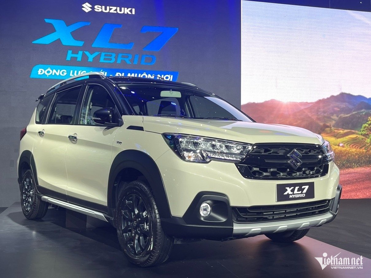 Hình ảnh xe Suzuki XL7 Hybrid đang chạy trên đường