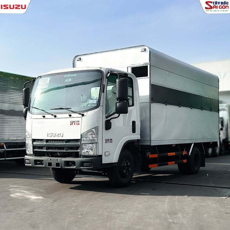 Hình ảnh xe tải Isuzu QKR210 được sử dụng để tập lái bằng C1