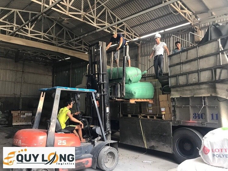 Hình ảnh xe tải nhỏ đang thực hiện giao hàng tại một khu vực đô thị, tượng trưng cho khâu giao nhận nội thành