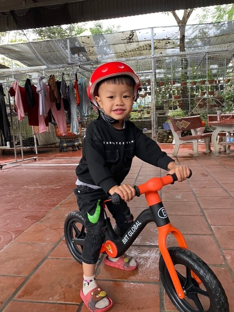 Hình ảnh xe thăng bằng hai bánh dành cho bé lớn hơn