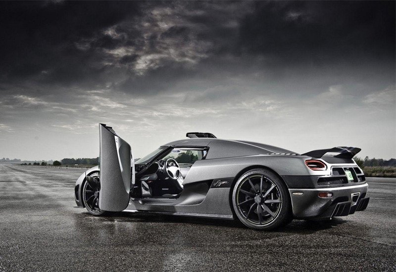 Hình nền xe hơi đen trắng tạo hiệu ứng tương phản mạnh mẽ