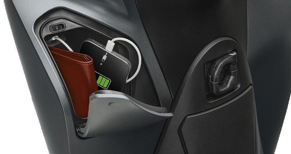 Hộc chứa đồ phía trước tích hợp cổng sạc USB Type C tiện lợi