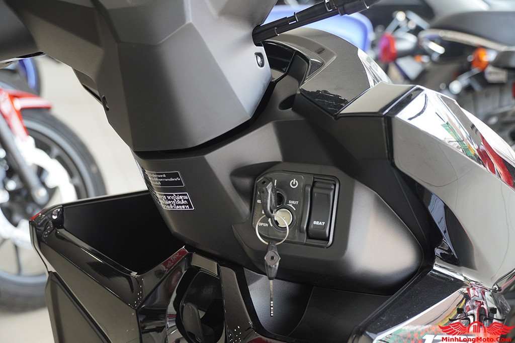 Hộc chứa đồ tiện lợi và bình xăng xe Click Thái