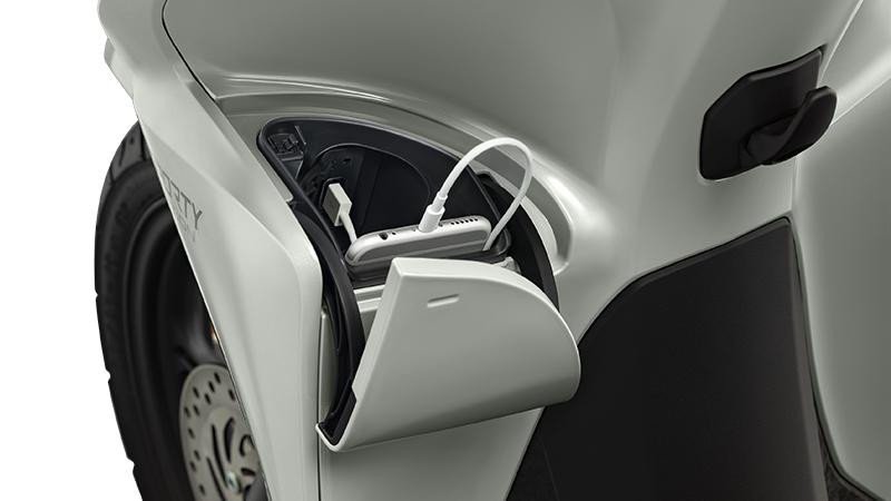 Hộc đồ phía trước có cổng sạc tiện lợi