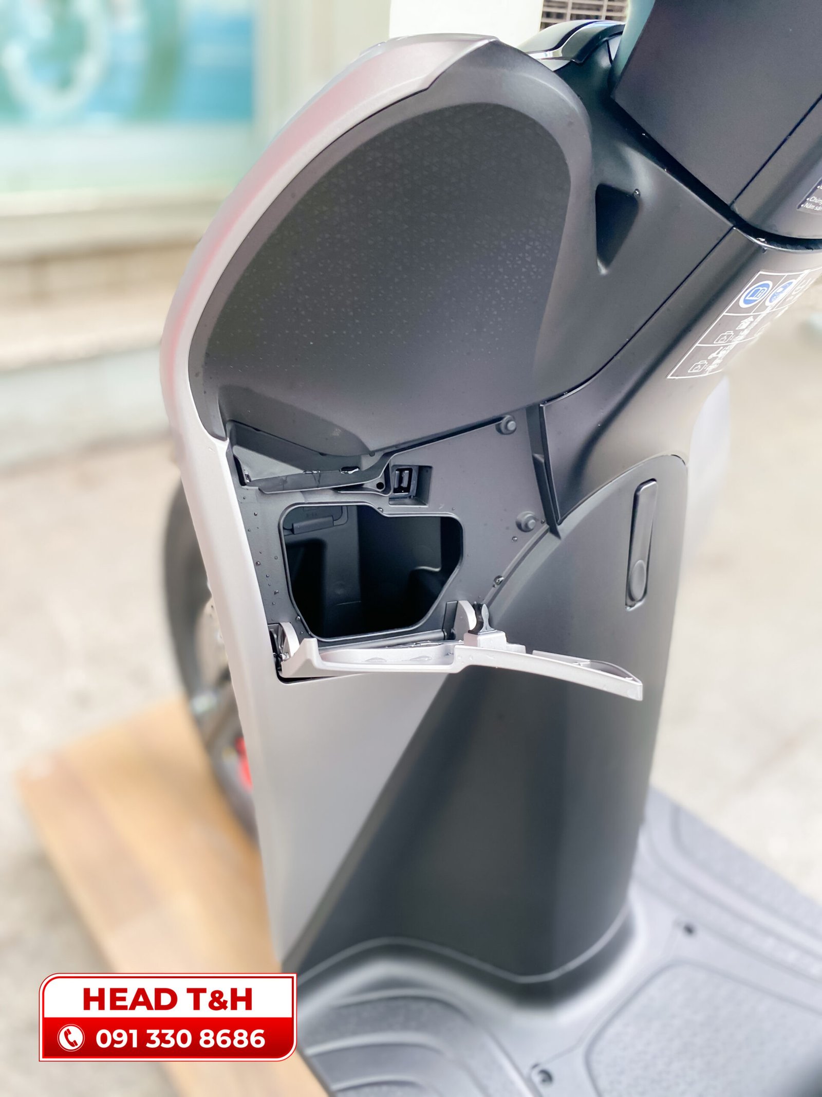 Hộc đồ phía trước tích hợp cổng sạc USB tiện lợi trên SH Mode