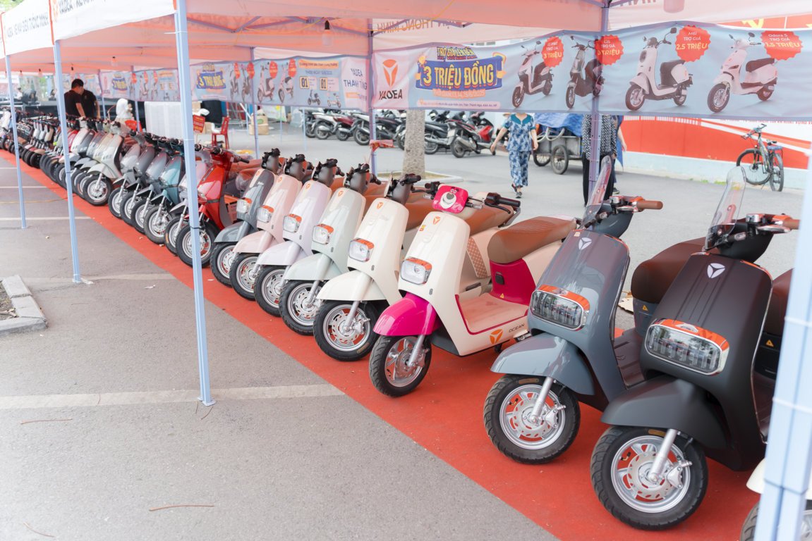 Học sinh đang lái thử một mẫu xe điện thể thao, mạnh mẽ