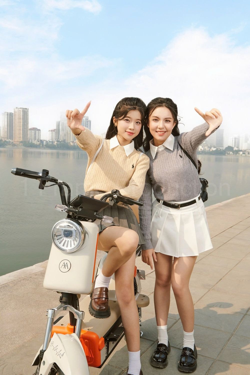 Học sinh nữ đội mũ bảo hiểm khi đi xe đạp điện