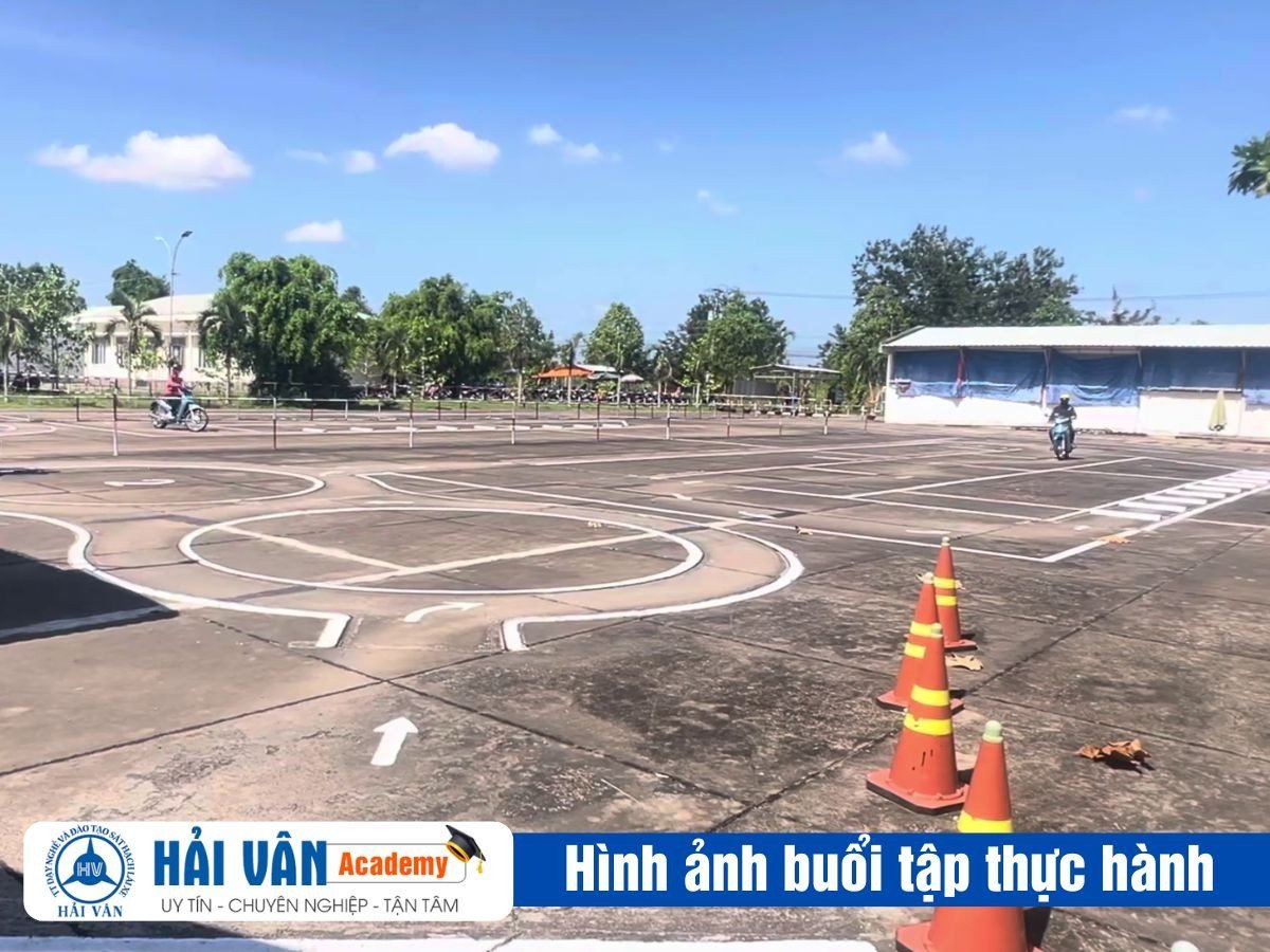 Học viên chuẩn bị bước vào phần thi thực hành lái xe máy trên sa hình chuẩn