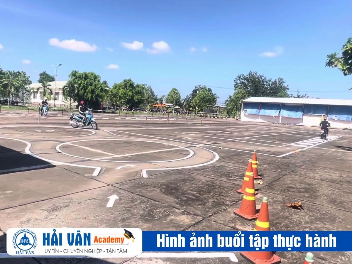 Học viên đang luyện tập kỹ năng điều khiển xe máy trên sa hình thi sát hạch