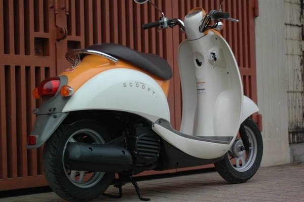 Honda Scoopy 50cc đời đầu với thiết kế tem vòng cung ở cốp xe