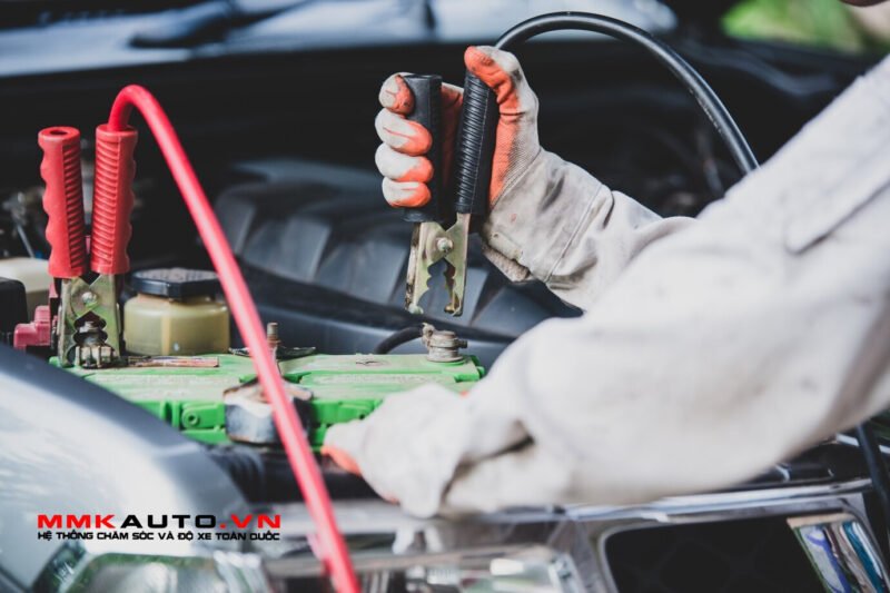 Hộp cầu chì dưới nắp ca-pô ô tô