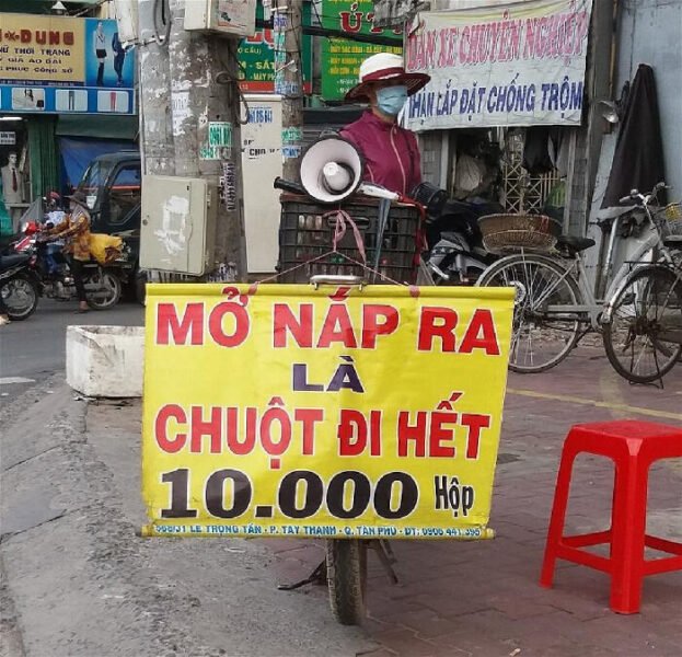 Hộp đựng chất đuổi chuột giá rẻ bày bán trên vỉa hè