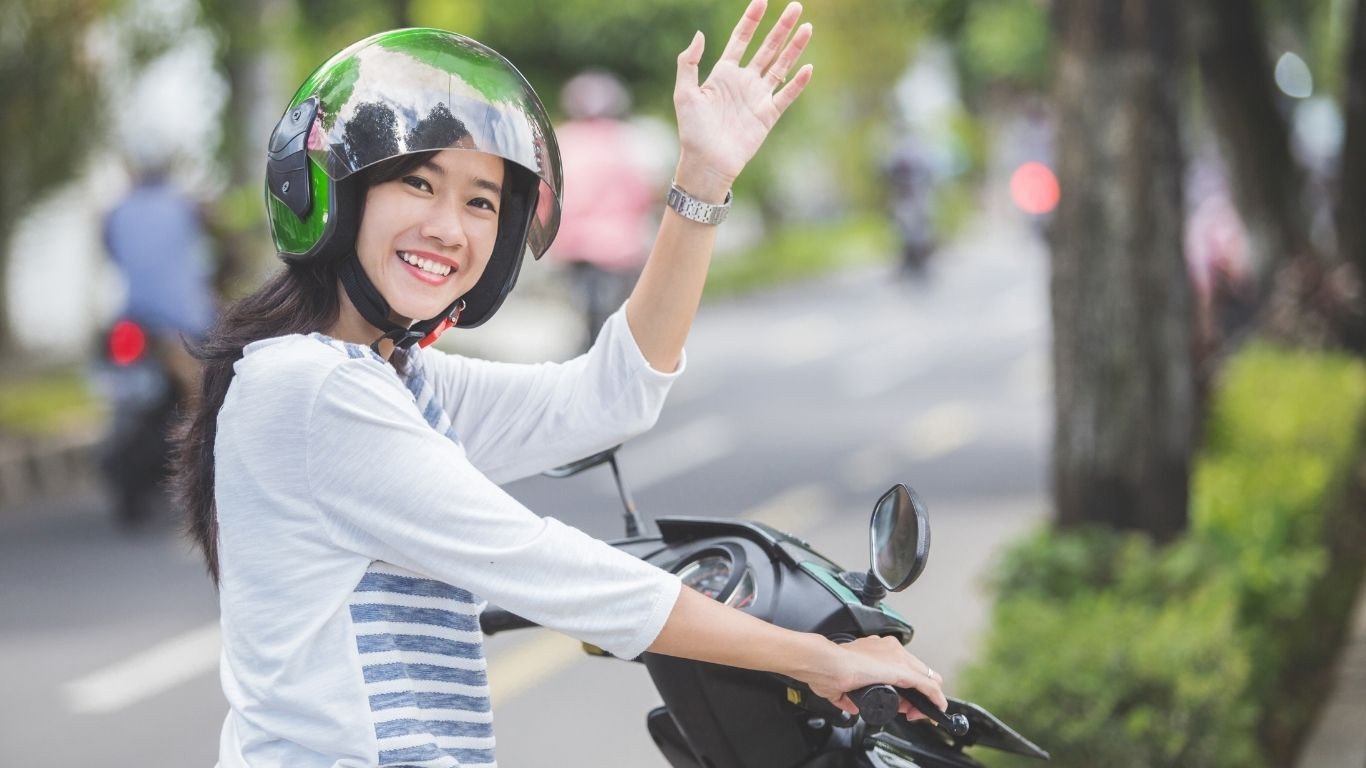 Hướng dẫn các mẹo lái xe máy an toàn cho phụ nữ sau sinh