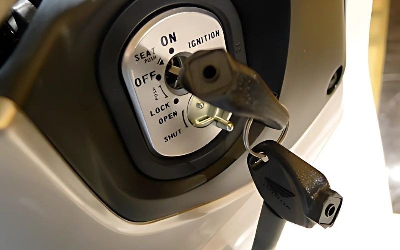 Hướng dẫn thực hiện thao tác mở cốp xe Future bằng chìa khóa cơ