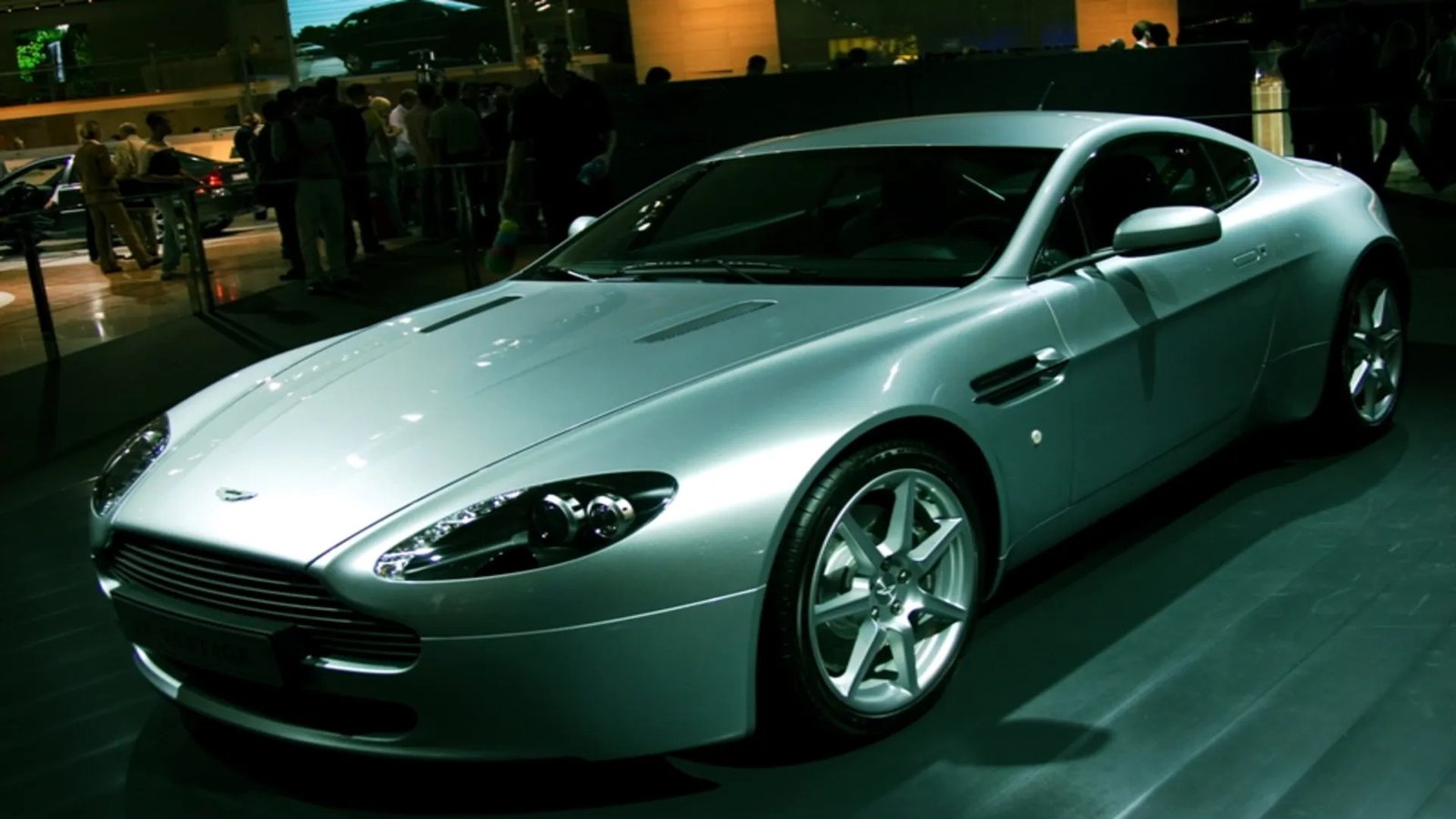 Huy hiệu chú sóc bay của Aston Martin