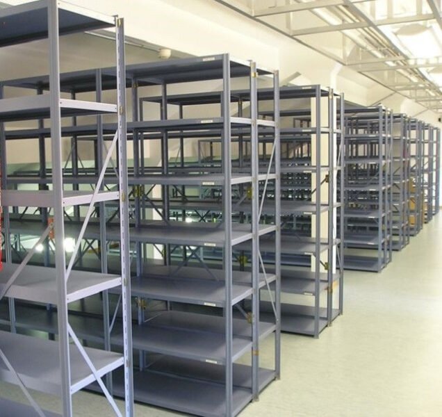 Kệ chữ V lỗ đa năng dùng để trưng bày phụ tùng xe máy