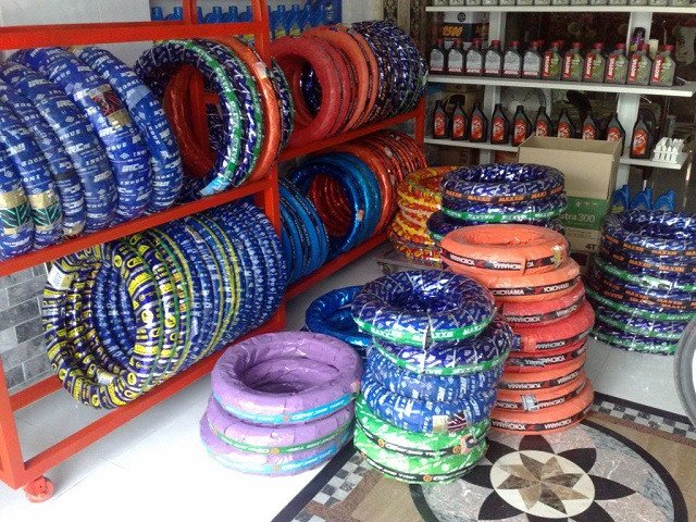 Kệ trưng bày lốp xe máy tại cửa hàng phụ tùng