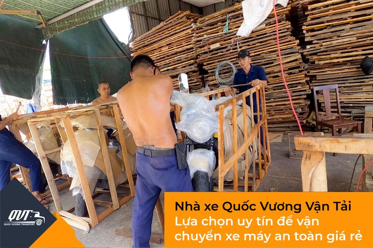 Kết hợp giấy carton bọc xe máy và đóng khung gỗ để vận chuyển xe máy đi xa là cách an toàn nhất