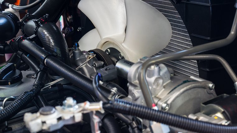 Két nước và quạt làm mát là trung tâm của hệ thống giải nhiệt