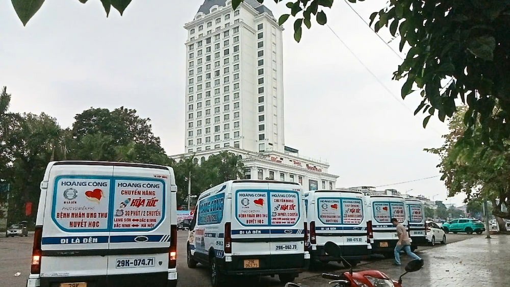 Khách hàng có thể liên hệ qua hotline của nhà xe Hoàng Công để được hỗ trợ nhanh chóng