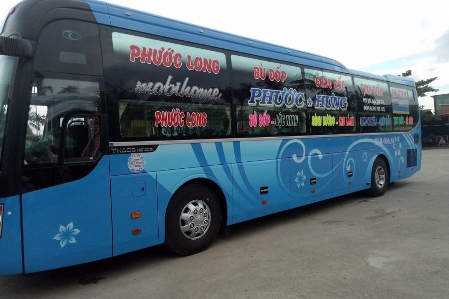 Tra Cứu Số Điện Thoại Xe Phước Hưng Chi Tiết Nhất Khách hàng đang đặt vé xe tại quầy giao dịch của nhà xe