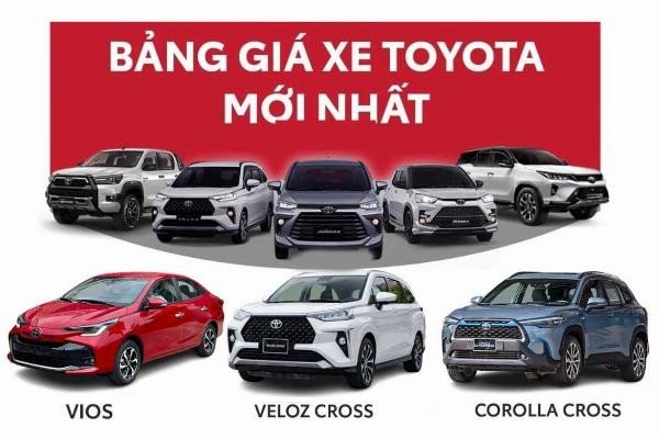 Khách hàng đang kiểm tra một chiếc Toyota tại đại lý