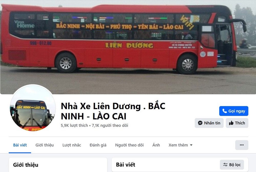 Khách hàng đang kiểm tra thông tin vé trên điện thoại