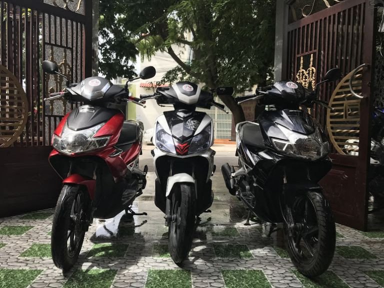 Khách hàng đang kiểm tra xe máy trước khi nhận thuê tại Ninh Thuận