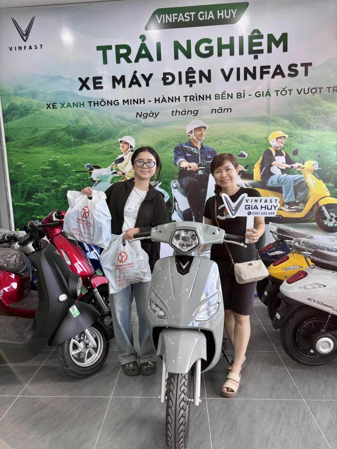 Khách hàng đang ký hợp đồng mua xe điện trả góp